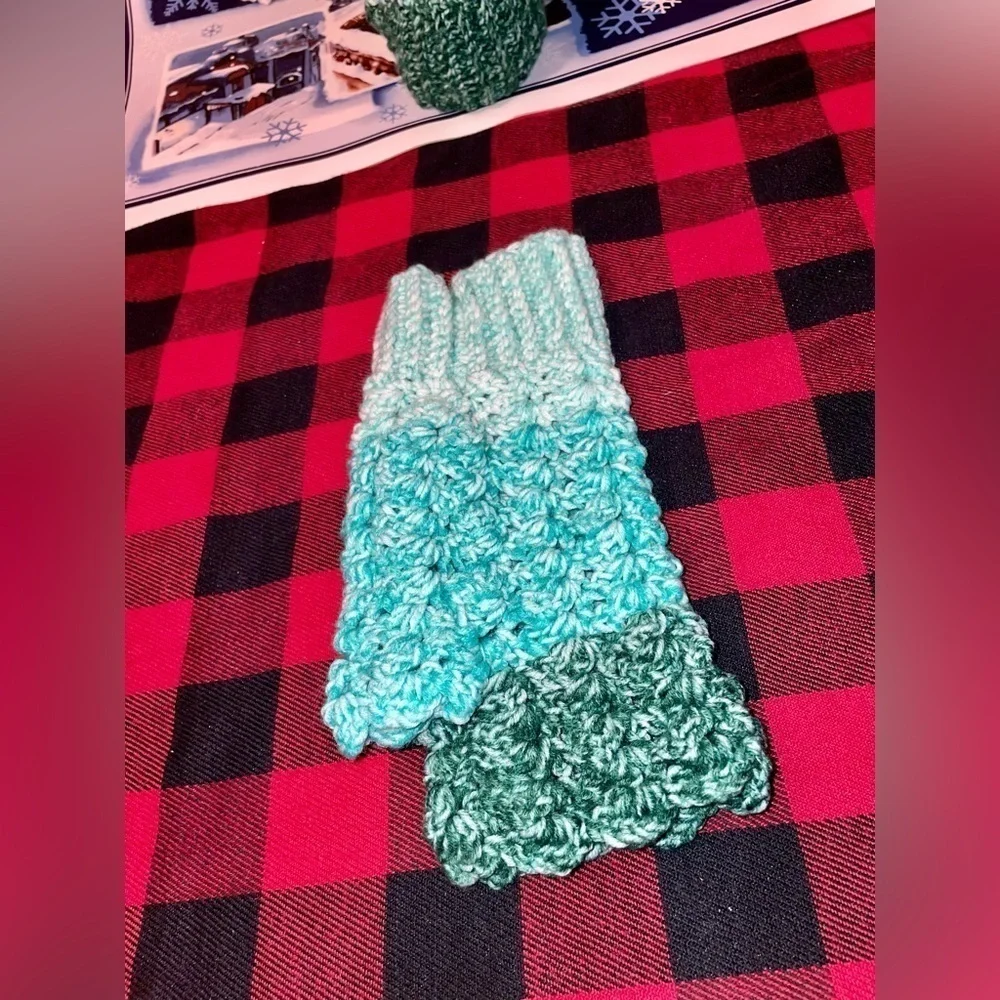 NWT One of a Kind Handmade Crocheted Representing Oceanic Fingerless Gloves